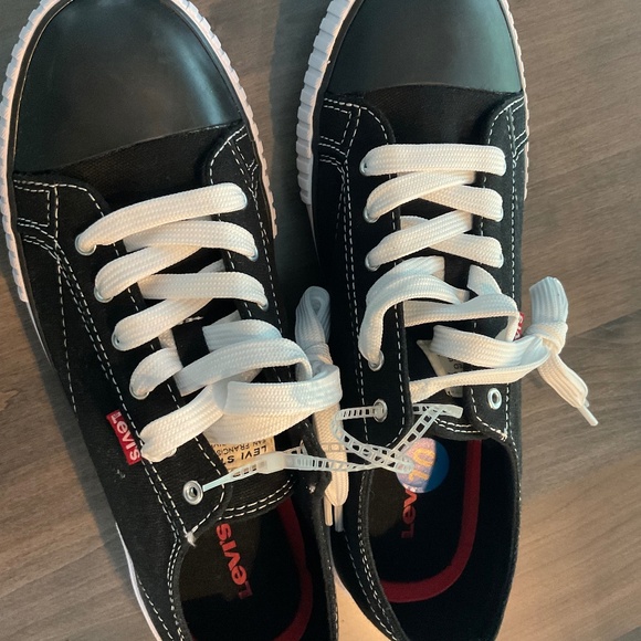 NEW!!! LEVI’S STRAUSS CANVAS SNEAKER - SZ 10 NWT  NEW - Picture 1 of 4